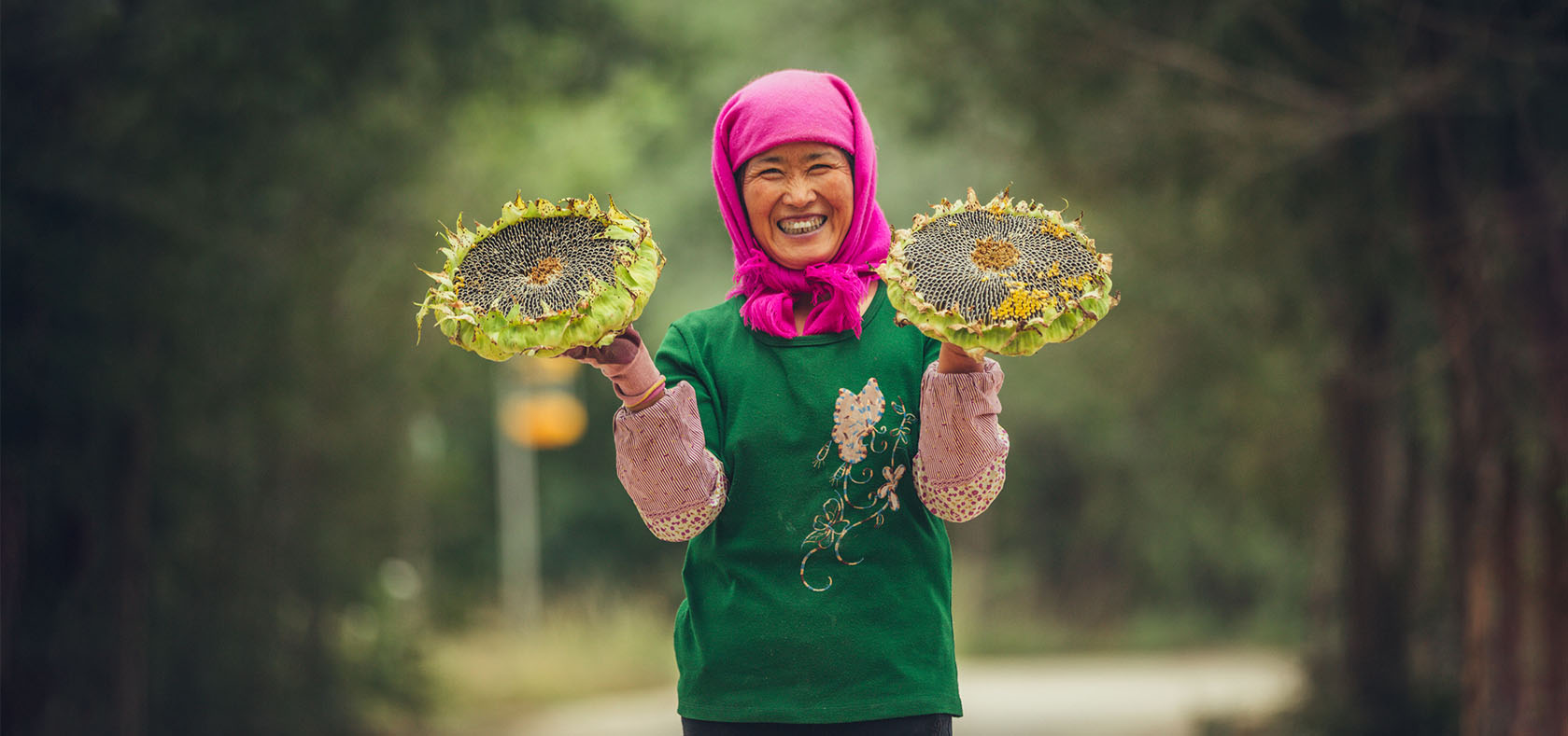 A woman with their agriculture products in Guanglin Agriculture Cooperative. Photo: UN Women/Qiu Bi