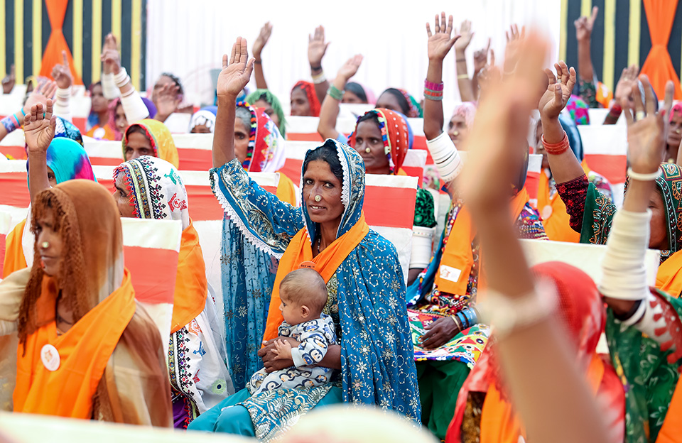 Members of the Mithi community pledge to say no to child marriage. Photo: UN Women/Ali Najam/Asif Ali