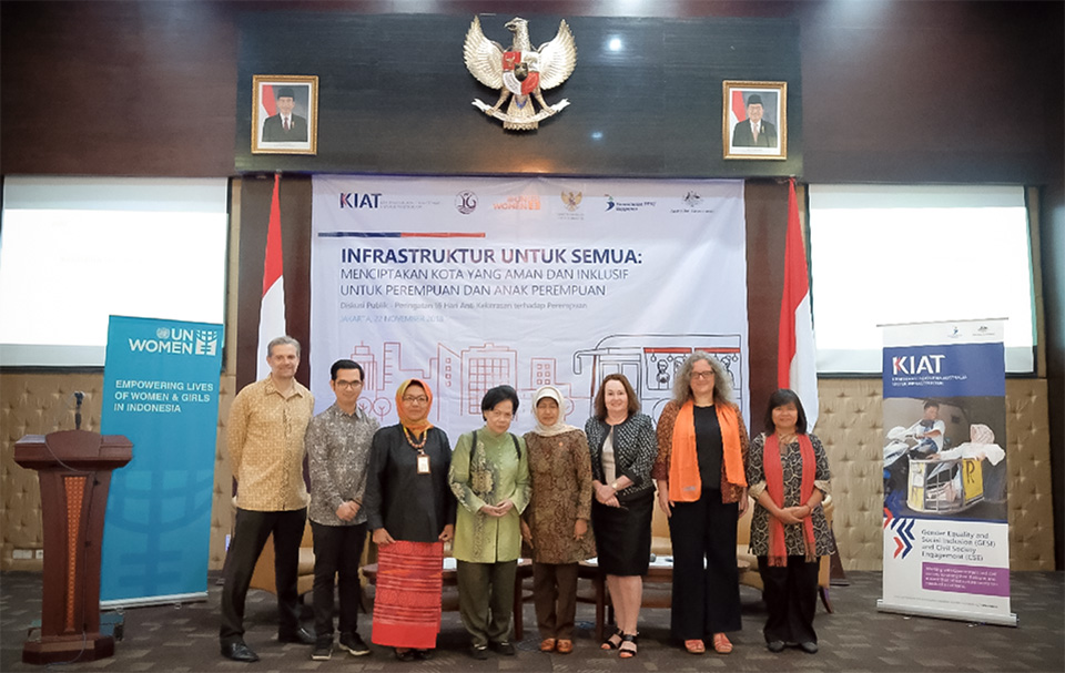 (Left to right) Steven Barraclough, Minister Counsellor, DFAT; Iriantoni Almuna, Programme Officer for UN Women Indonesia; Ir. Baby Setiawati Dipokusumo, M.Si, Ministry of Public Works and People’s Housing; Erna Witoelar, Co-Founder of Partnership-ID;  iti Ruhaini Dzuhayatin, Special Staff to the President of the Republic of Indonesia;  Jan Edwards, KIAT; Sabine Machl, UN Women Representative in Indonesia and Liaison to ASEAN; and Yuniyanti Chuzaifah, Vice Chair of the National Commission on Violence against Women. Photo: UN Women/Aloke Pictures