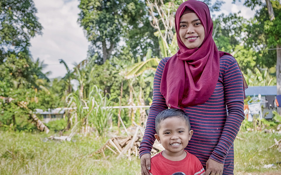 Islamia and her son in their new community. Photo: UN Women/Joser Dumbrique