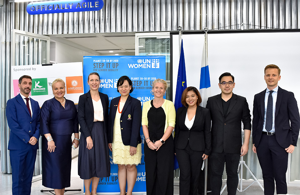 Ambassador Satu Suikkari-Kleven (second from left), Anna-Karin Jatfors (third from left), Natcha Thawesaengskulthai (fourth from left), and Jenni Lundmark of the EU delegation (fifth from left) pose with other EU and Chulalongkorn University representatives at the training. Photo: Delegation of the European Union to Thailand/Wassachoi Sirichanthanun 