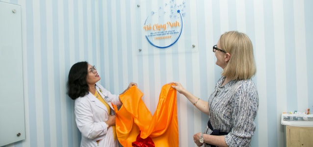 Associate Professor, Dr. Hoang Thi Diem Tuyet (left) and Sarah Hooper, Australian Consul-General in Ho Chi Minh City, inaugurate The Dandelion Center at Hung Vuong Hospital to support women who have experienced violence in November 2023. Photo: UN Women/Thao Hoang.