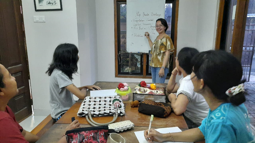 Elsye gave training on management and business canvas model to women entrepreneur