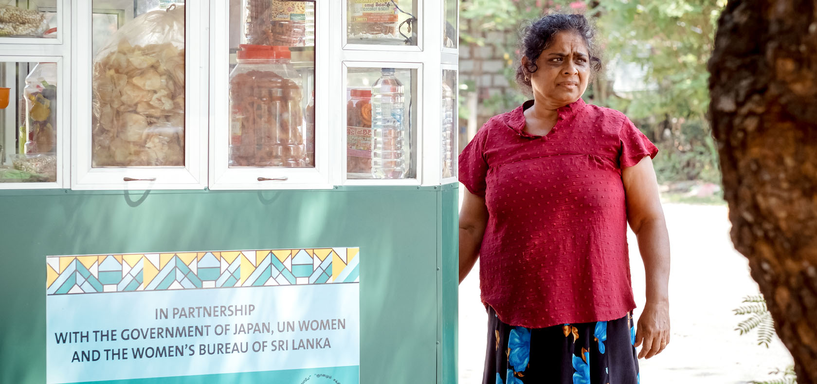 Kamalawathi stands by the side of the road to sell food items to passers-by. UN Women. Photo: UN Women Sri Lanka/Ruvin De Silva