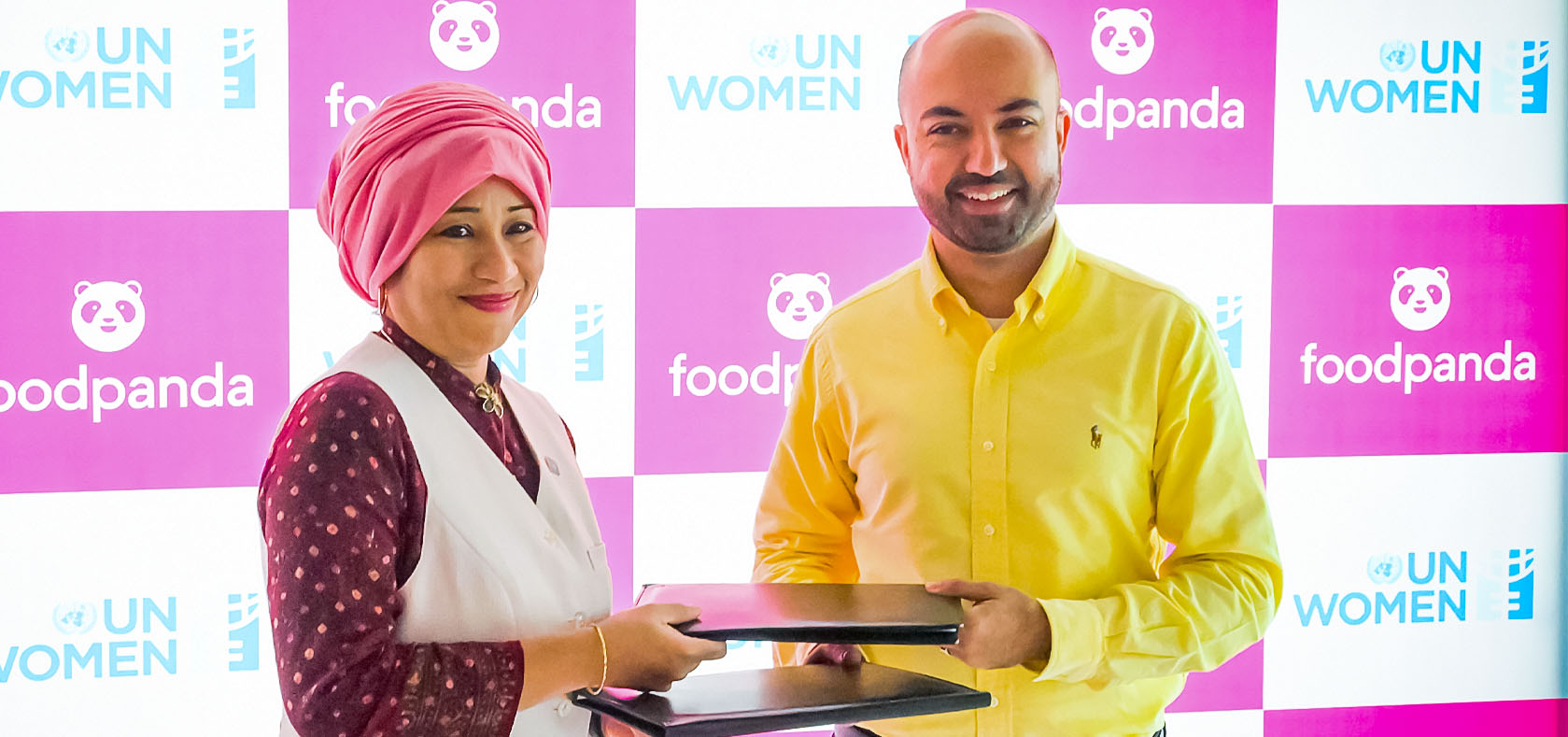 Sharmeela Rassool, Country Representative, UN Women Pakistan and Munteqa Peracha, Managing Director, foodpanda exchanging the signed agreement to promotion of workplace safety and gender equality for women. Photo: UN Women/Hassan Abbasi