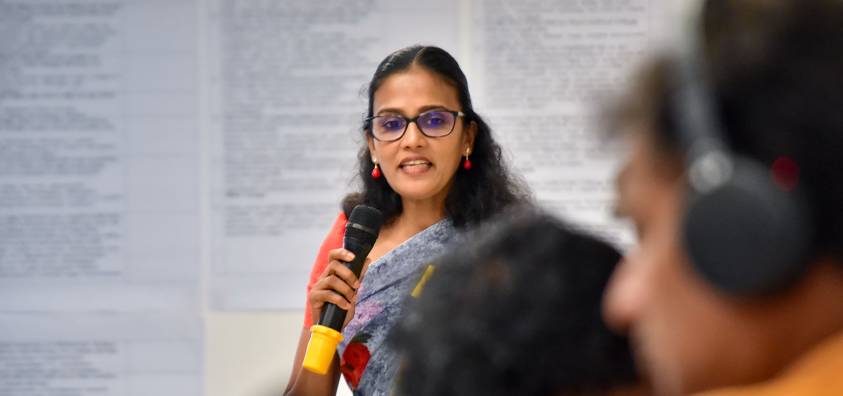 Facilitator of the multi-party dialogues speaks to participants about women, peace and security. 22 September 2022 in Negombo, Western Province, Sri Lanka. Photo: UN Women/Avindi Perera