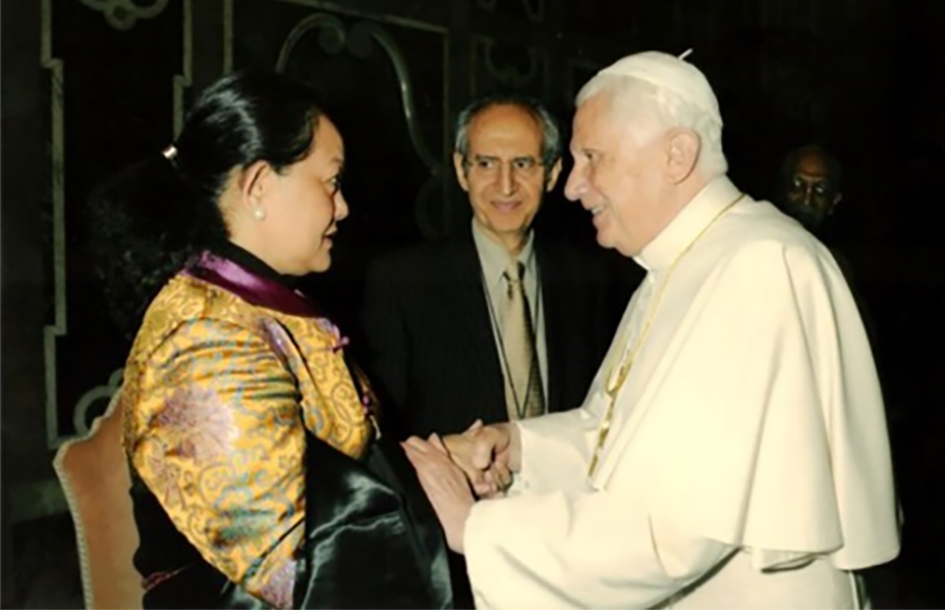 Amina Rasul with His Holiness Pope Benedict XVI. She was one of 20 Muslim leaders, and one out of two women invited to the First Catholic-Muslim Forum in Rome 4-6 November 2008.