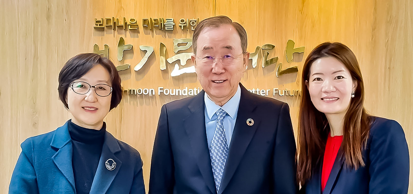 The Director of the UN Women's Centre in Seoul meets with the former UN Secretary-General Ban Ki-moon and receives his support for its future success. Photo: UN Women/Ahjung Lee