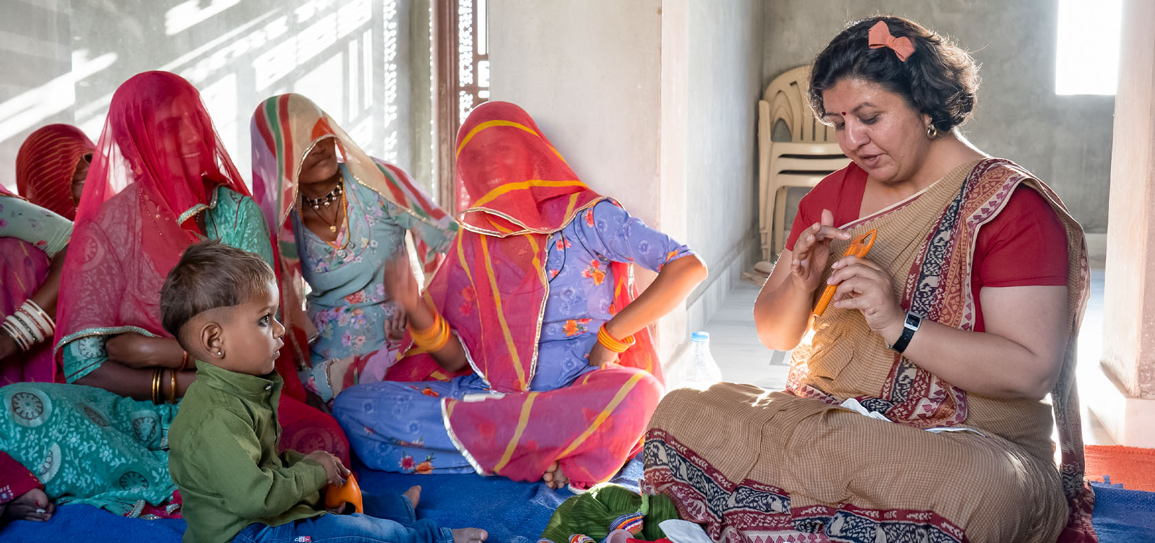 Malini Parmer, founder of Stonesoup, in an informal session with women in Barmer, Rajasthan, on menstrual hygiene management and the use of sustainable products. Photo: UN Women/Ruhani Kaur