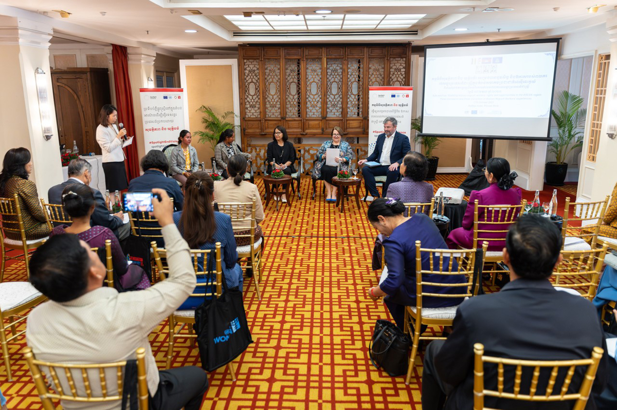 A panel discussion on the participatory photography project was also held in Phnom Penh.