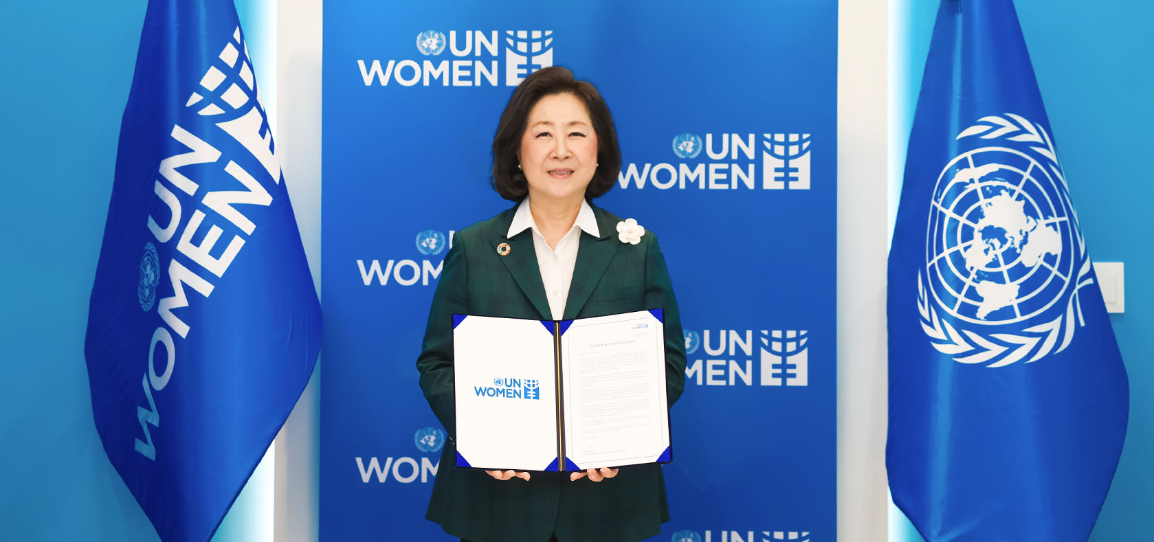 Eun Mee Kim, President of Ewha Womans University, holding the letter of designation as the UN Women National Goodwill Ambassador for the Republic of Korea.