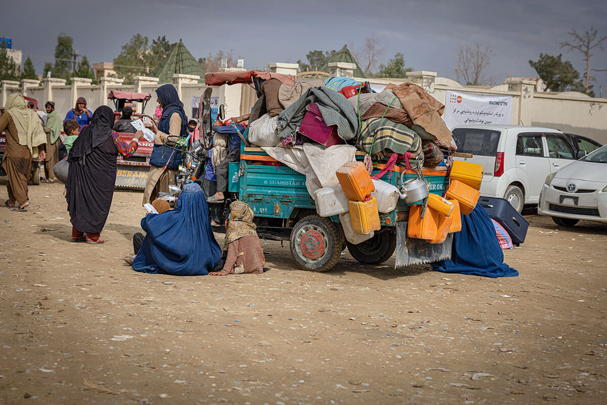 Afghan families arrive from Pakistan with their belongings at the Spin Boldak border crossing in Kandahar. Photo: IOM/Mohammad Osman Azizi.
