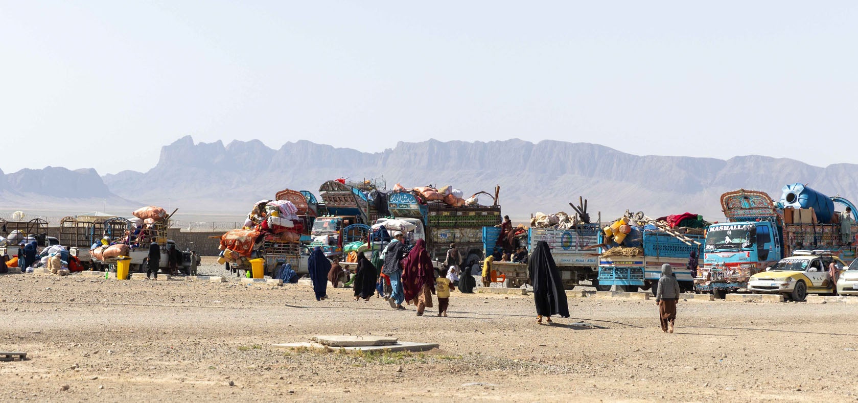 Thousands of Afghan returnees from Pakistan continue to cross the Takhta Pul border daily.
    Photo: UN Women/Sayed Habib Bidell