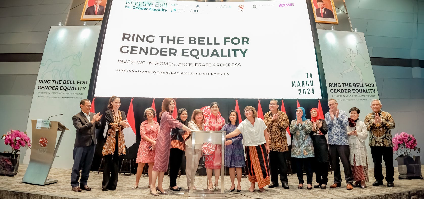 Representatives of Indonesia Stock Exchange, UN Women, International Finance Corporation, Indonesia Global Compact Network and Indonesia Business Coalition for Women’s Empowerment with industry leaders and actress-activist, Cinta Laura, ring the bell for gender equality. Photo: UN Women/Putra Djohan