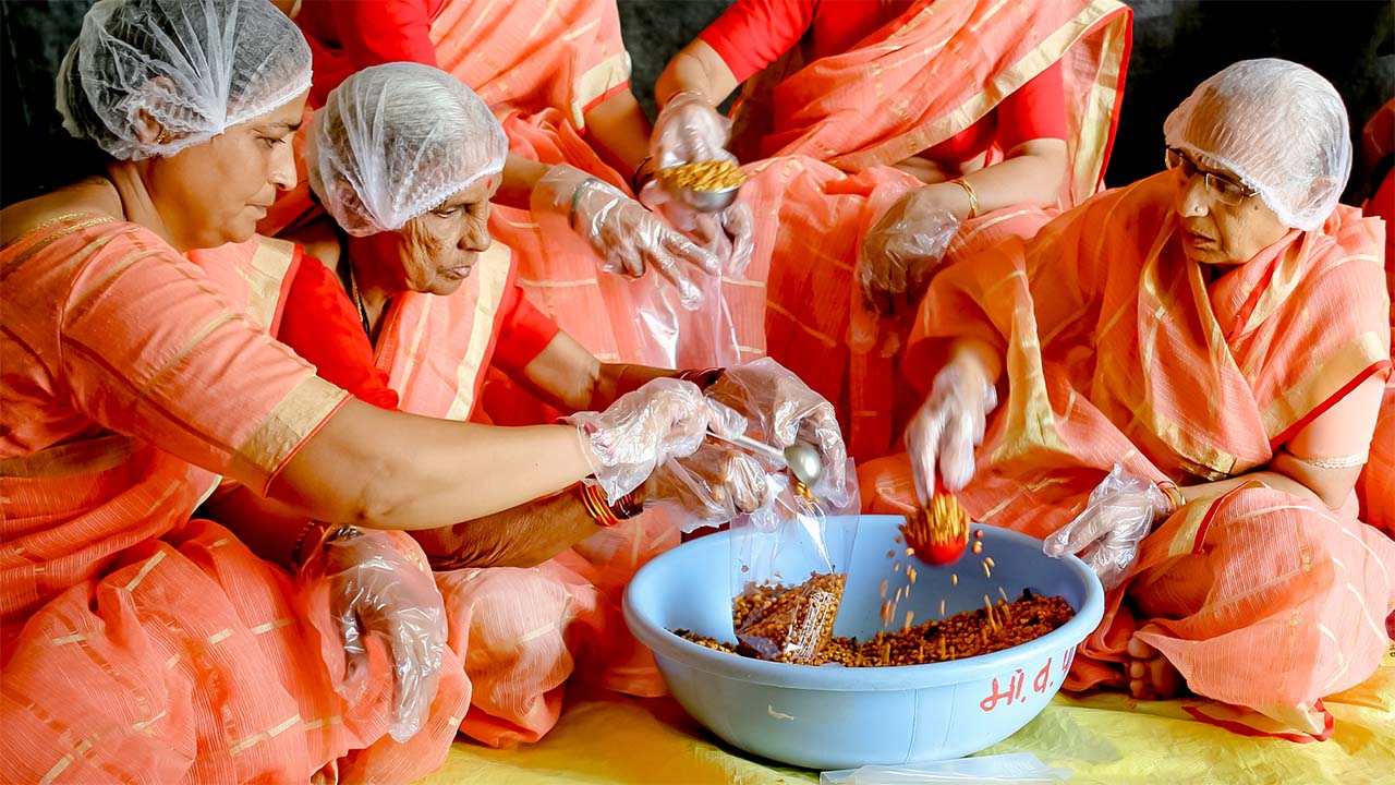 Photograph of a Self-Help Group (SHG) named ‘Bachat Gat’ in Maharashtra Packaging and Selling Home-Made Spices. The SHG has received support from UN Women, which has helped them develop essential entrepreneurship skills and establish connections to the marketplace.