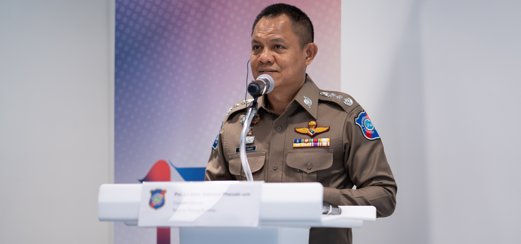 Police Lieutenant General Sak-si-Raa Puk–Am, Tourist Police Commissioner. 