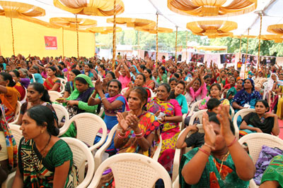 The audience greets UN Women Executive Director Phumzile Mlambo-Ngcuka at an “information fair” held in the Town Hall of Shihore, a village block in the western state of Gujarat. Photo: UN Women/Gaganjit Singh