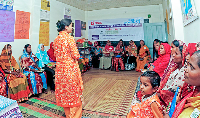 “Polli Shomaj Women” [community-based women’s group] assembled to discuss how to prevent violent extremism in their own communities. Photo: UN Women/Snigdha Zaman