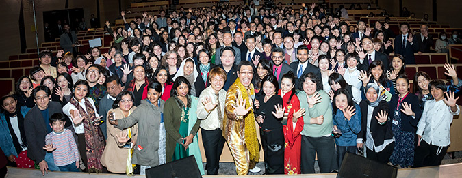 The performers and audience hold up five fingers - representing SDG 5 for Gender Equality. Photo: UN Women/STORY CO., LTD 