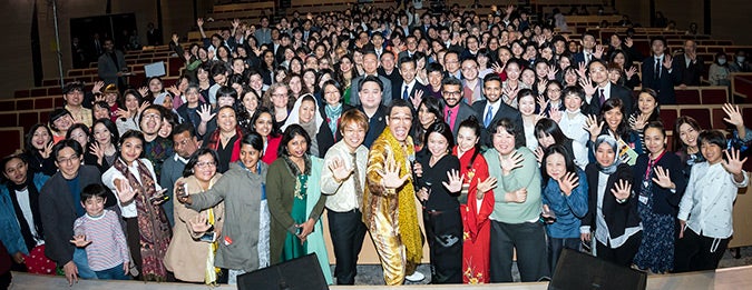 The performers and audience hold up five fingers - representing SDG 5 for Gender Equality. Photo: UN Women/STORY CO., LTD 