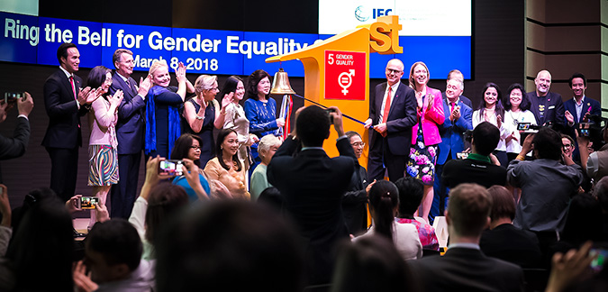 The Stock Exchange of Thailand (SET) signals its commitment to further promote business practices that give women greater equality and leadership in listed companies. Photo: UN Women/Pathuumporn Thongking