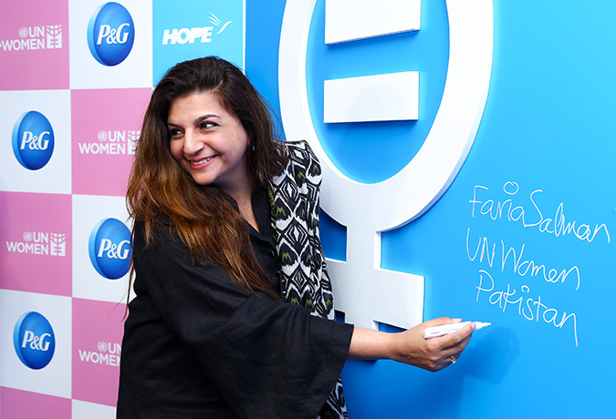 Faria Salman, Head of Communications, Strategic Management & Partnerships Unit, UN Women signing in support of the new initiative of Women’s Economic Empowerment in Pakistan. Photo: P&G Pakistan