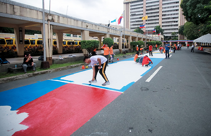 At the 17 June event, Student artists from Quezon City high schools show their painting skills on the roads leading to the main building of Quezon City Hall. Photo: UN Women/ Dominic Mananghaya
