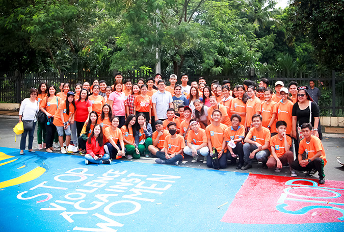 Students participating in the 17 June road painting against sexual violence pose with Quezon City Mayor Herbert Bautista. Photo: UN Women/ Dominic Mananghaya