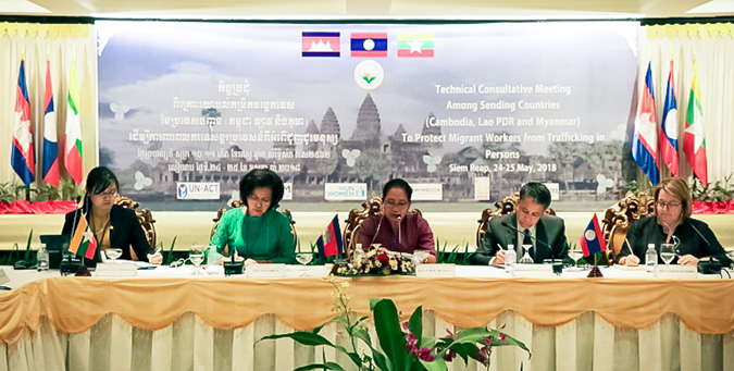At the Siem Reap meeting, from left, representatives of Myanmar, Cambodia, Lao PDR and UN Women discuss ways to protect migrant workers. Photo: UN Women/Phon Vutha