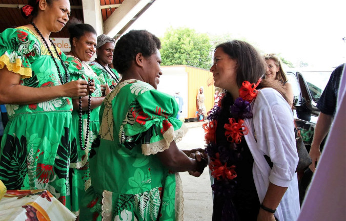 Minister Jody Wilson-Raybould meets vendors at Port Vila Market