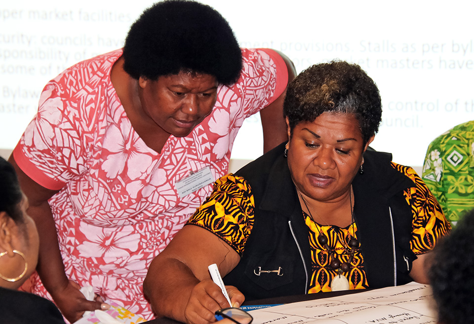 Nadi and Rakiraki Market Vendors’ Association representatives and Fiji Police draft plans to improve market safety. Photo: UN Women/Atunaisa Drivatiyawe