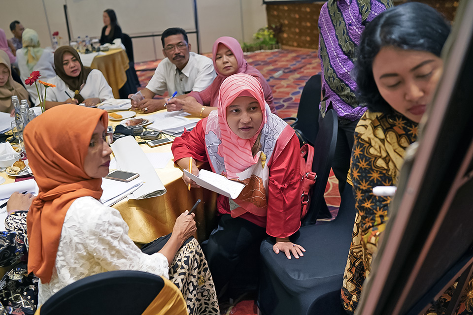 Elisabet Anita Wahyuningsih, Member of Jetis Village Women's business group and Peace Agent Facilitator, takes notes with her group from Klaten, Indonesia. Elisabet shared her experience with the UN Women Programme at the Regional Conference in Tokyo earlier this year. Read more here: http://asiapacific.unwomen.org/en/news-and-events/stories/2018/03/power-of-comedy. Photo: UN Women/Eric Gourlan