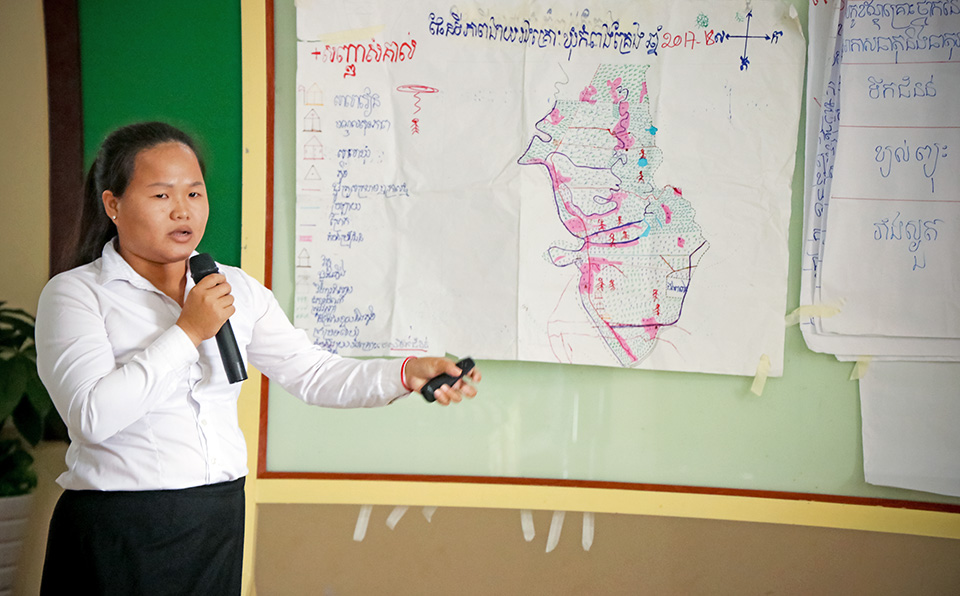 Women’s group member Eng Lyhouy shows areas vulnerable to climate change in Kompong Kreng Commune in Kompot Province. She was addressing local authorities in a 19 October meeting in Kompot. Photo: UN Women/Sreynich Leng