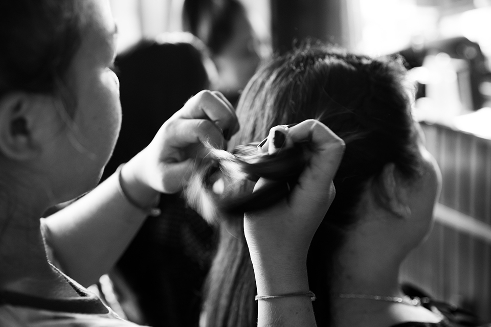 Chantrea uses the skills she learned to braid her customer’s hair. Photo: UN Women/Stephanie Simcox
