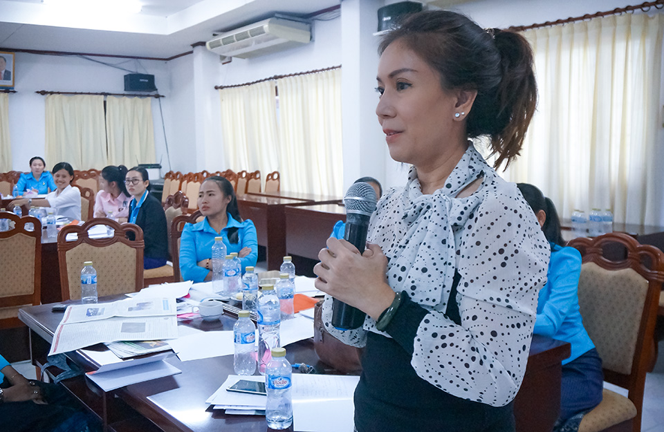Phaymany Thammavongsa, a journalist from Lao National Radio, talks about the new ideas discussed in the journalism workshop on 14 November. Photo: UN Women/Yerang Kim
