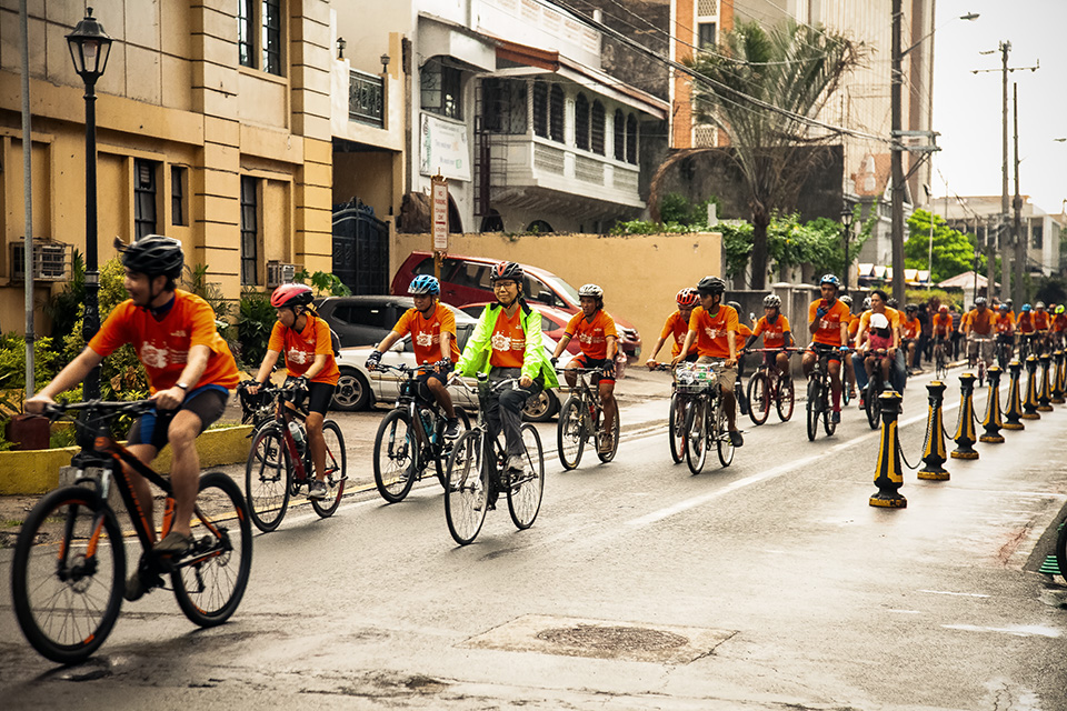 Cyclists go around Intramuros in Manila as they rally on 24 November to support women’s rights. Photo: UN Women/Norman Gorecho