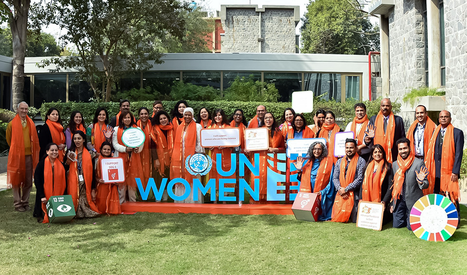 UN Women India MCO staff pose for a group photograph with the UN Women Executive Director at the UN House in New Delhi. Photo: UN Women/Sarabjeet Dhillon