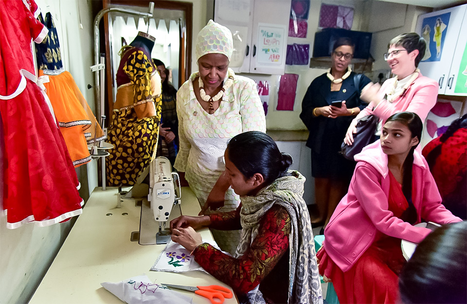 UN Women Executive Director interacts with an embroidery artisan at the SEWA Centre in New Rajiv Nagar, Delhi. Photo: UN Women/Sarabjeet Dhillon