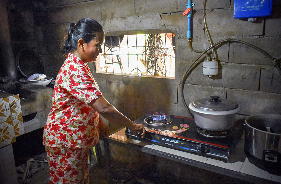 Sopheap has since also invested in an electric rice cooker modified to use with biogas, saving her even more time. Photo: UN Environment and UN Women/Prashanthi Subramaniam