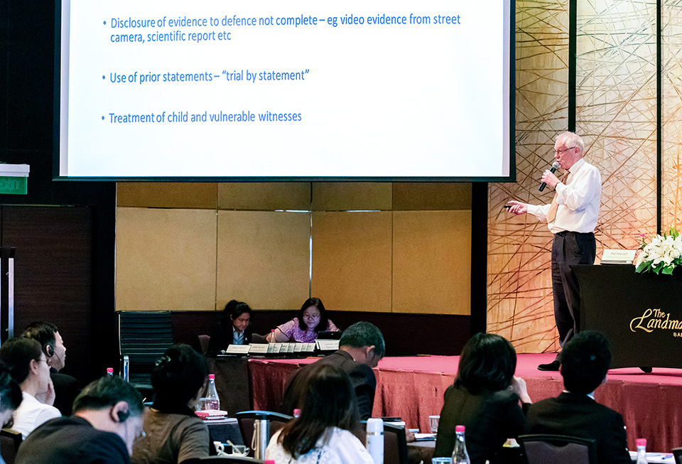 Prof. Peter Duff from University of Aberdeen, Scotland, discusses international practices on protection of women in the criminal justice process. Duff was among the speakers at the training for public prosecutors. Photo: UN Women/Buris Nawong