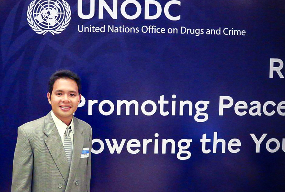 Indonesian student Teuku Akbar Maulana shared his story radicalisation to deradicalisation at the regional dialogue on preventing violent extremism. He also starred in the documentary “Jihad Selfie” that was screened at the event. Photo: UN Women/Caitlyn Quinn