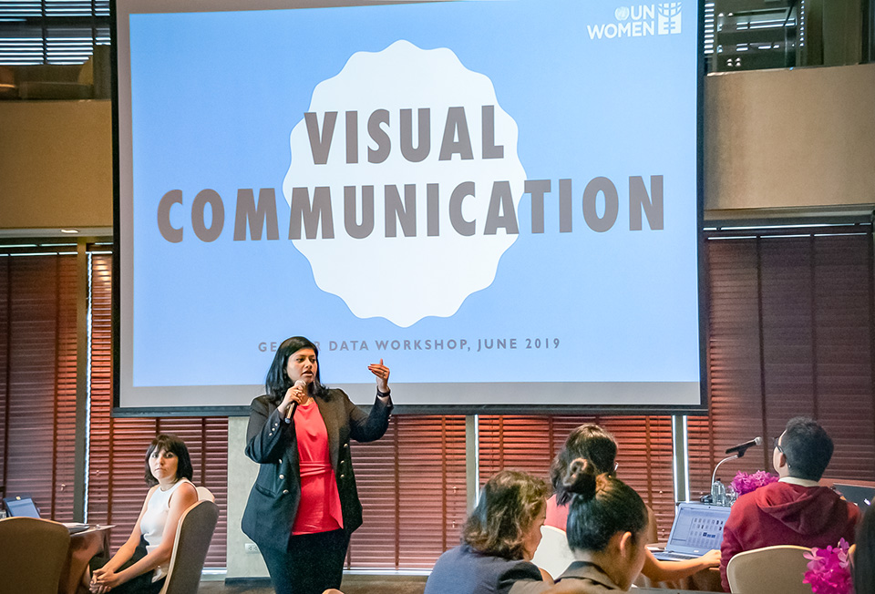 Mika Mansukani, one the trainers, leads the session on visual communication. Photo: UN Women/Hansol Park