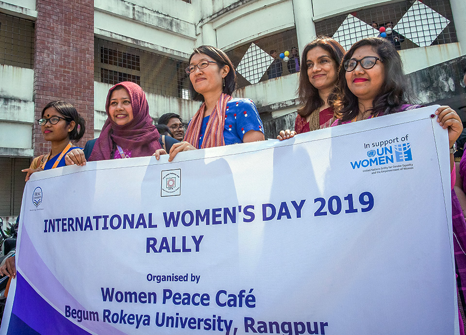Shoko Ishikawa, UN Women Representative in Bangladesh, and female students from Begum Rokeya University celebrate International Women's Day at the Women Peace Café launch in Rangpur on 10 March 2019. Photo: UN Women/Fahad Kaizer