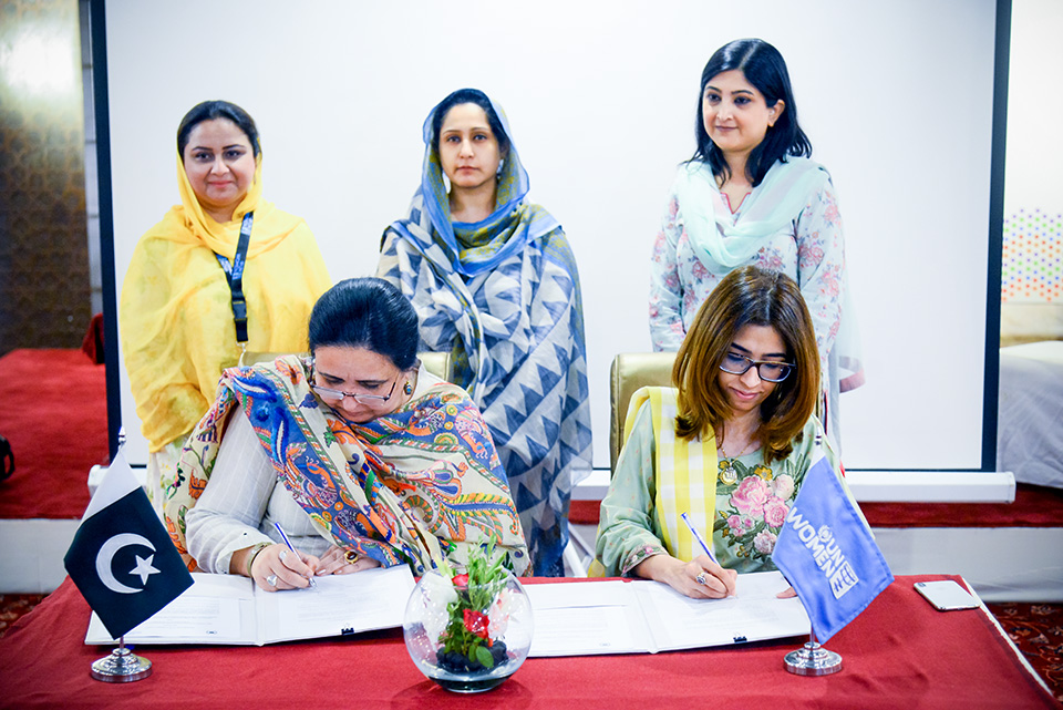 Deputy Country Representative UN Women Pakistan and Ombudsperson Khyber Pakhtunkhwa Rukhshanda Naz sign the MoU. Photo UN Women/Habib Asgher