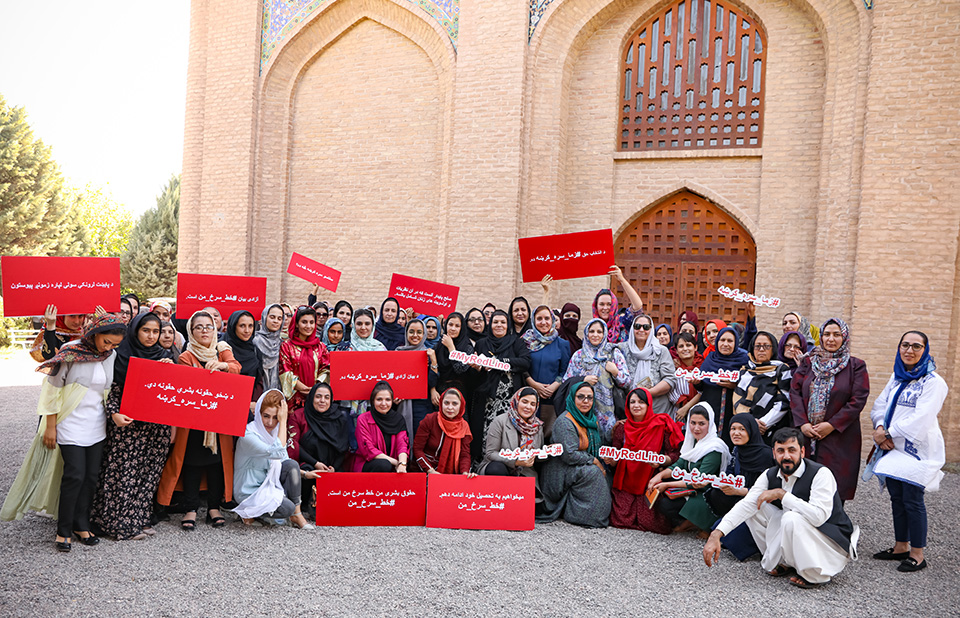 Women’s rights defenders gather in front of Gawharshad Begum’s tomb in Herat to start the new #MyRedLine campaign to amplify the voices of women in peacebuilding. Photo: UN Women/Sushant Kumar