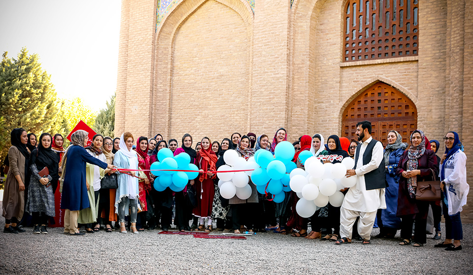 Participants at the #MyRedLine2 launch in front of Gawharshad Begum’s tomb in Herat release balloons tagged with red ribbons, to tell the world about their red lines on women’s rights. Photo: UN Women/Sushant Kumar