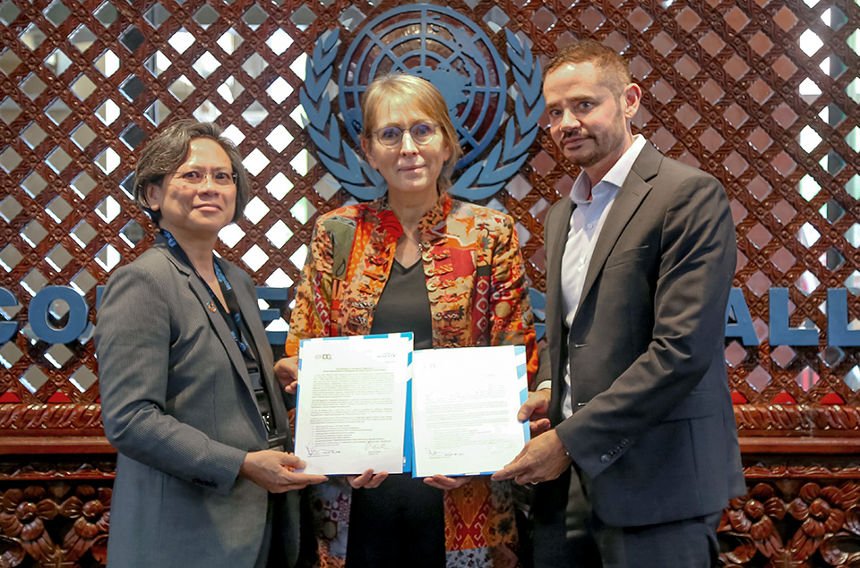 Richard Howard, Director of ILO (right) and Wenny Kusuma, Representative, UN Women Nepal (left) sign a MoU to collaborate on promoting women’s empowerment in the workplace in Nepal, in presence of Valerie Julliand, UN Resident Coordinator in Nepal. Photo: UNIC/Ram Babu Shah