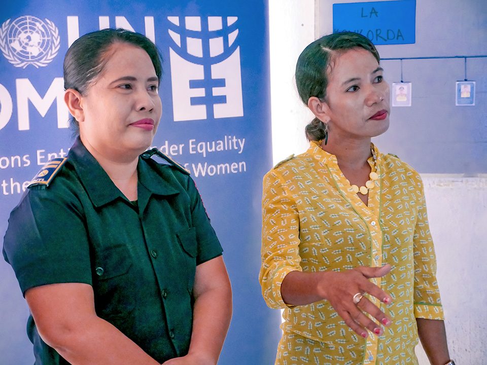 Adelaide da Rosa (left) at a UN Women training on GBV and gender equality with the community of volunteers. Photo UN Women/Emily Hungerford