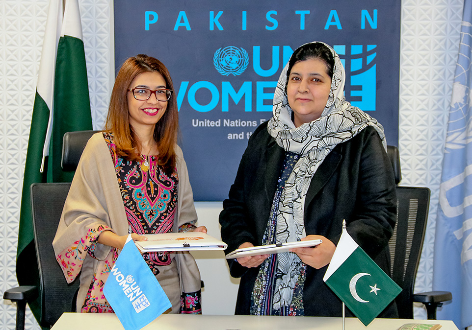 (from right) Ombudsperson Balochistan Ms Sabira Islam and Deputy Country Representative UN Women Pakistan Ms Aisha Mukhtar. Photo: UN Women/Habib Asgher
