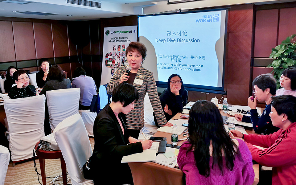 Participants discuss the challenges facing female entrepreneurs in China. Photo: UN Women/Li Sheng